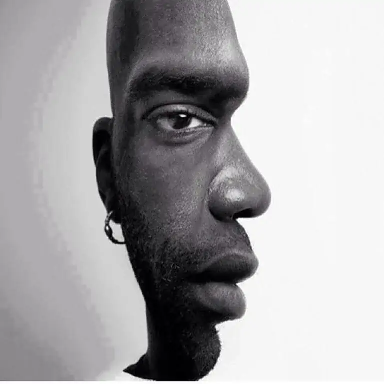 De face ou de côté ?
