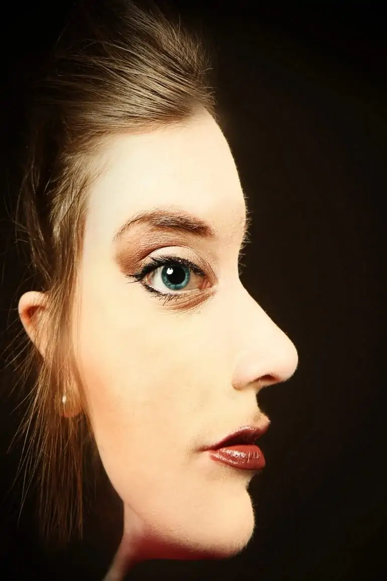 Visage de côté ou de face ?