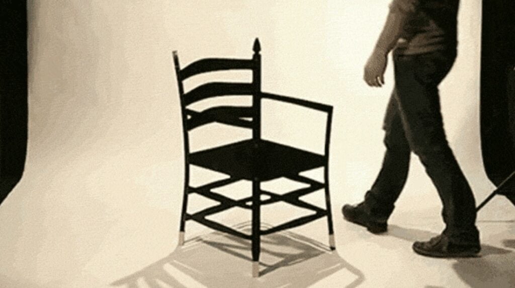 scaun cu iluzie optică.