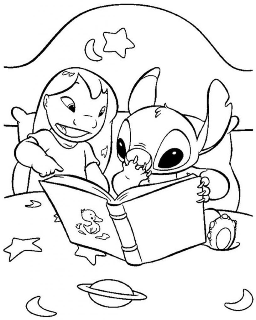 Lilo y Stitch están leyendo un libro.